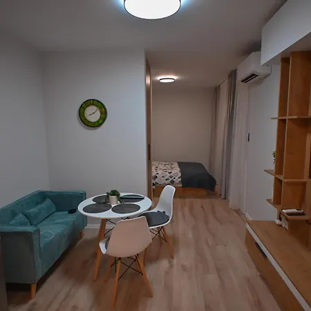 Modern Studio In With Free Parking Apartment *