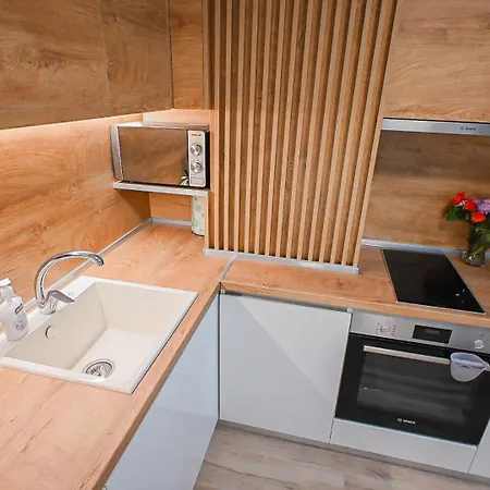 Modern Studio In With Free Parking Apartment *